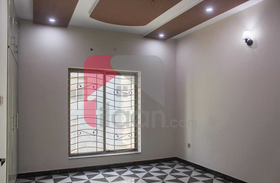 8 Marla House for Sale in Bahria Nasheman, Lahore
