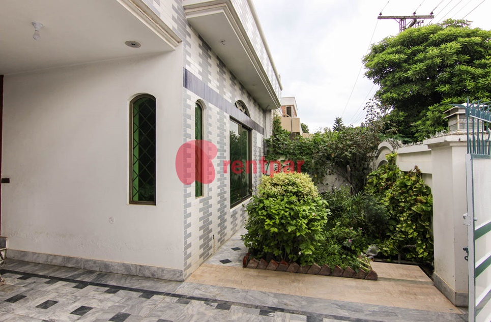 10 Marla House for Rent in Block Y, Phase 3, DHA Lahore